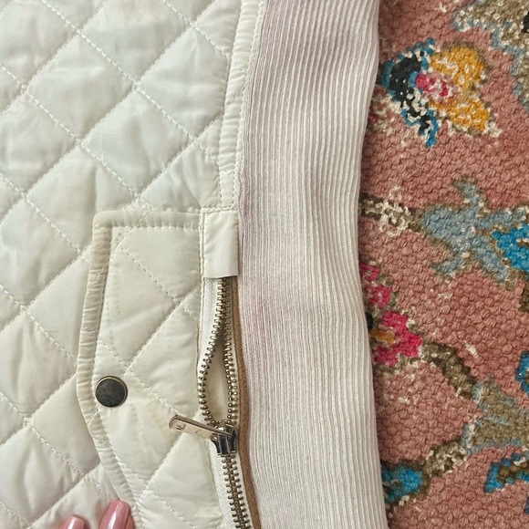 Cute White Puffer Vest Size Small - Picture 4 of 4